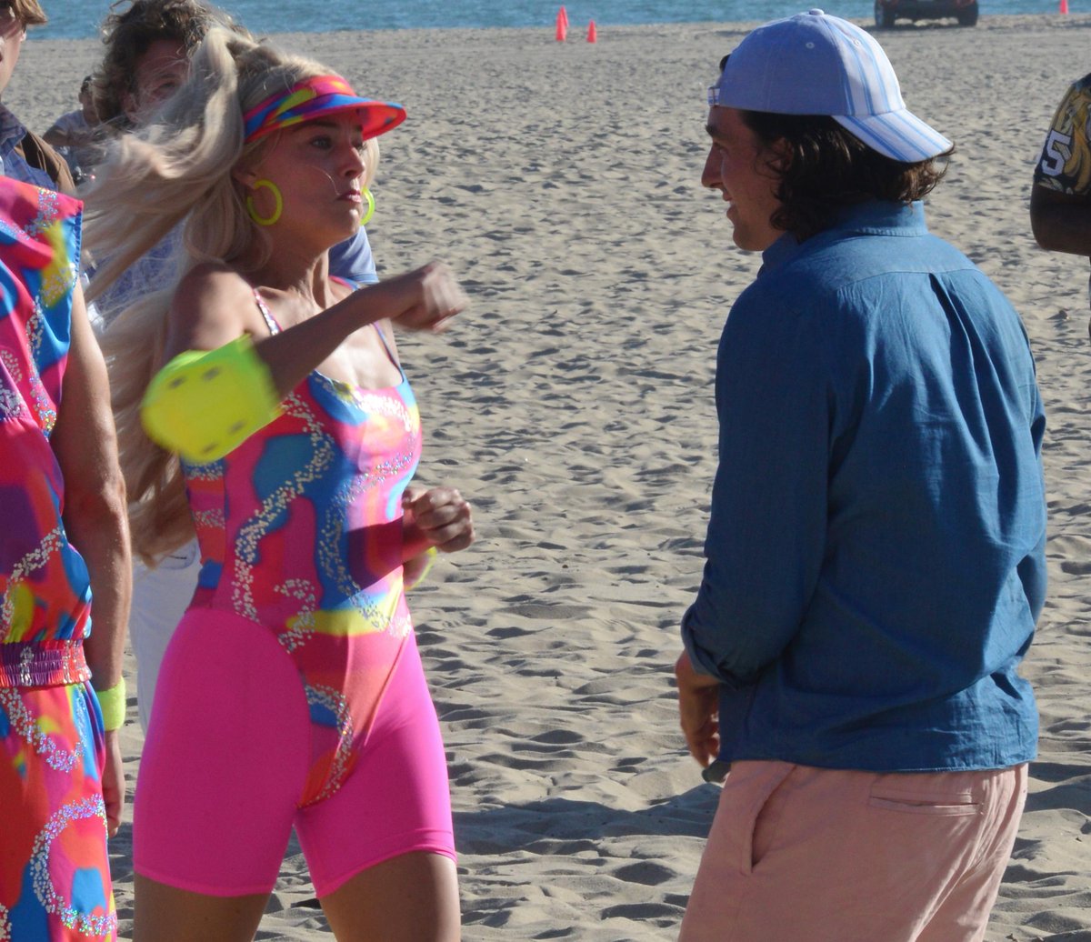 mrbrphotos's tweet photo. Margot Robbie filmando uma cena de Barbie em que dá um soco em um homem que a assedia na praia ✨ https://t.co/erAmlGXlLi