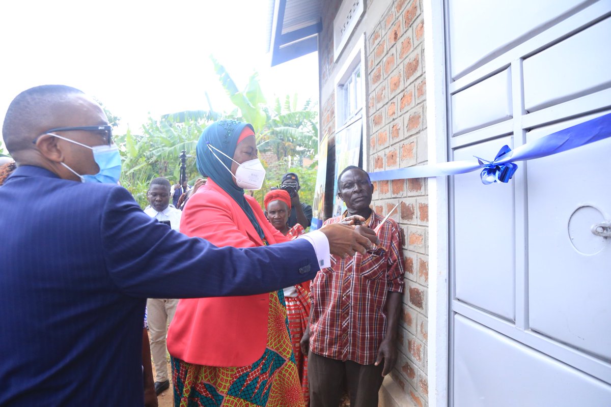 BugandaKingdom_'s tweet photo. Ssaabasajja Kabaka azimbidde Mukyala Evelyn Birabwa Nakyazze ennyumba e Kasala, Kyaggwe asinziire omwo okulabirira abaana be.
Birabwa abadde asula mu kifulukwa n'abaana be 5, ebyembi taata wabaana yabulira ku nnyanja. https://t.co/m7yndG6QdU