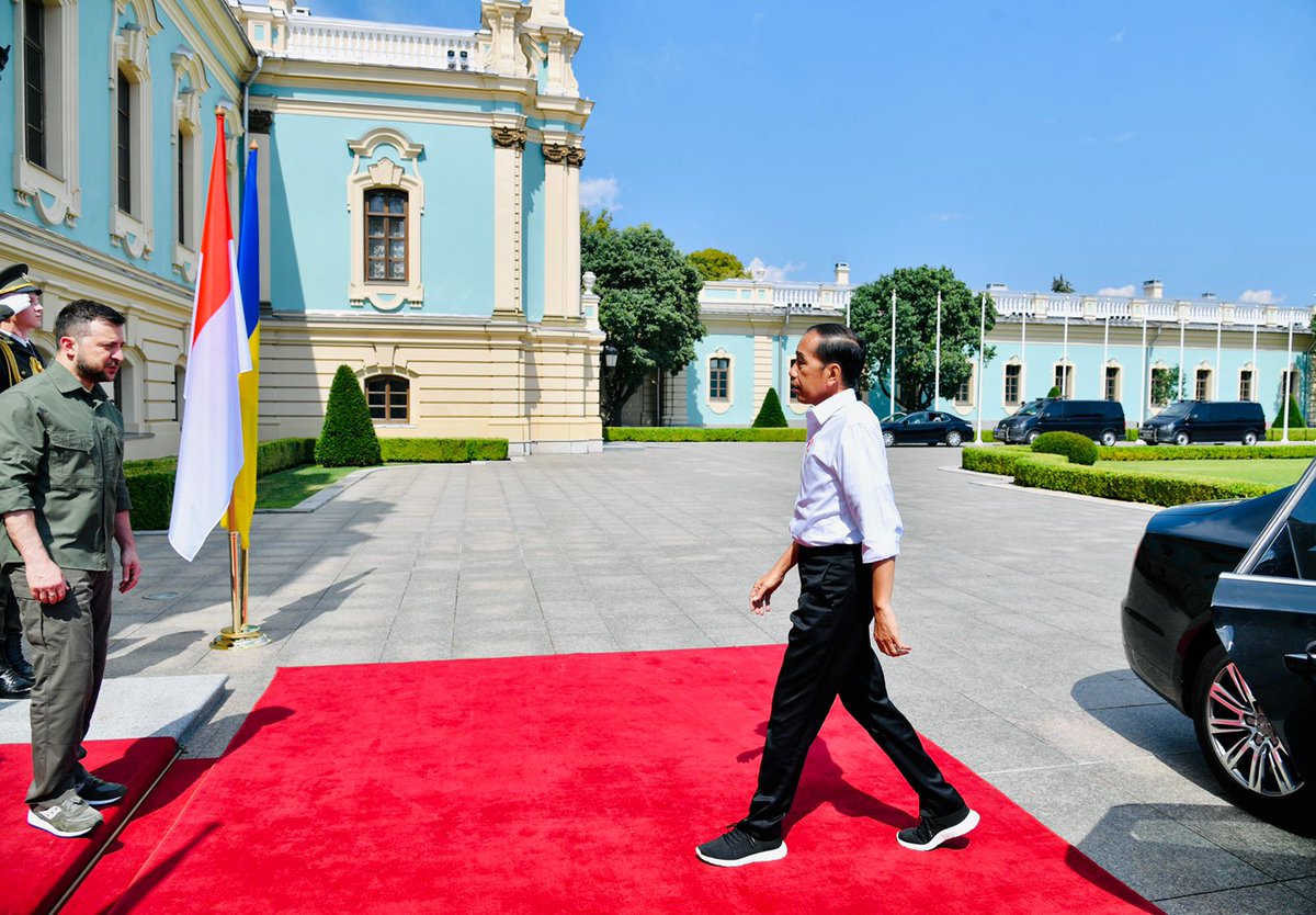 setkabgoid's tweet image. Presiden @jokowi tiba di Istana Maryinsky, di Kota Kyiv, Ukraina disambut oleh Presiden Ukraina Volodymyr Zelenskyy di pintu masuk Istana pada Rabu (29/06/2022) sore sekitar pukul 15.00 waktu setempat.

#PotretKabinet
© BPMI Setpres
