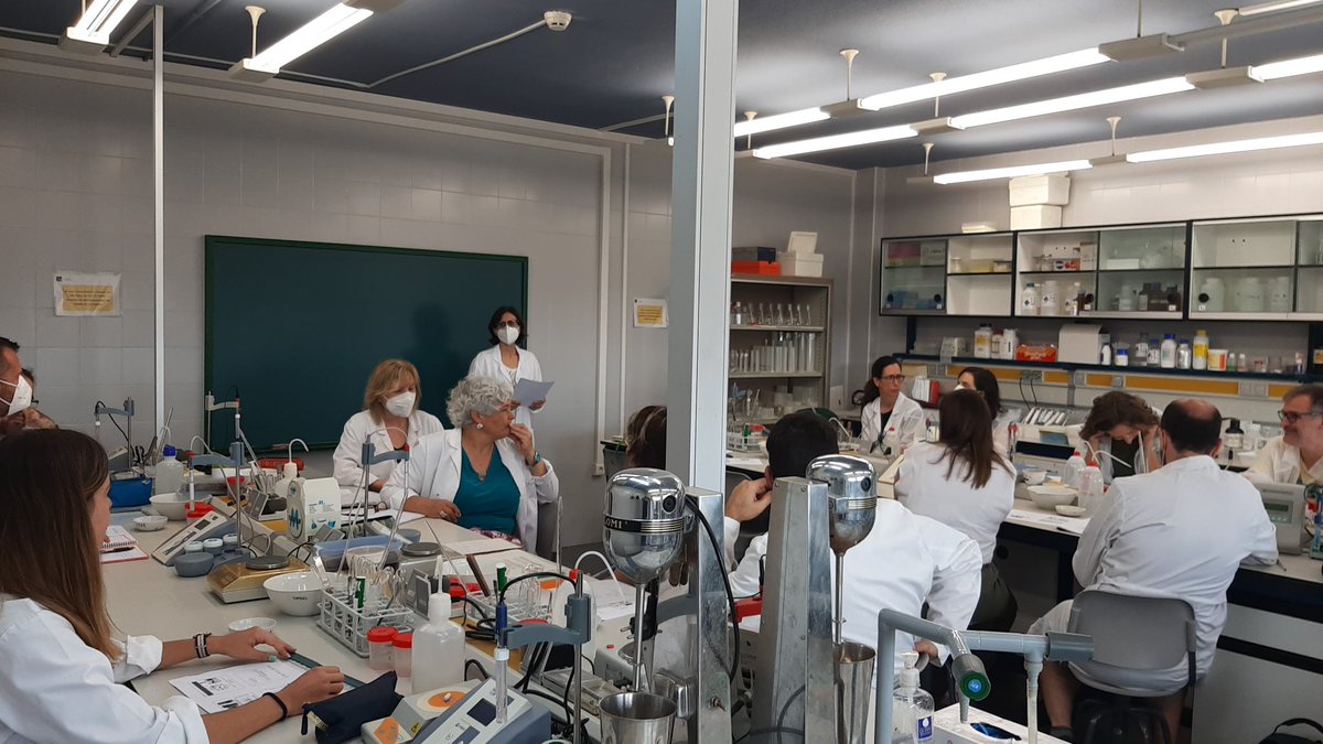 micromon_uv's tweet photo. Curs @CEFIREambitCTEM Últim dia de laboratori. Demà fem jornada final amb conclusions, cloenda i deures pel 22/23. Gràcies @BiologiquesUV, @FacFarmacia_UV i @sfpieuv per deixar-nos instal·lacions i col·laboració en el projecte! https://t.co/B0x2t7AhXD