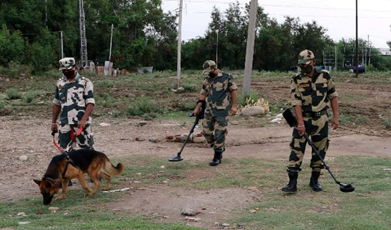 kreatlylingdoh1's tweet photo. Leaving no stone unturned to ensure safe conduct f #Amarnathyatra seeing n th pic s #BSF jawans vt trained Dogs scanning the yatra area at #jammuNKashmir. 
Press LIKE if u Respect These security forces. https://t.co/GYp9KQCWx9