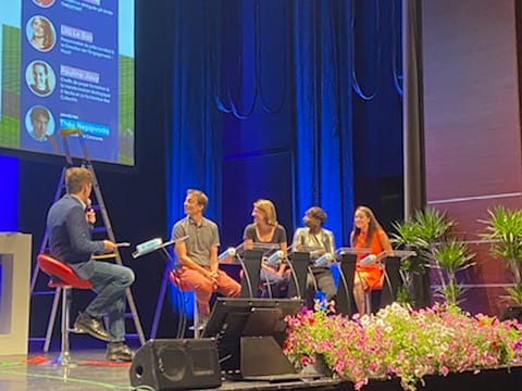 Hier, j'étais au sommet <a href="/benvivo1/">benvivo</a> pour animer une table ronde sur la jeunesse en entreprise. La salle a été totalement conquise par la force de conviction des 4 intervenants : <a href="/Lila_Lebas/">Lilâ Le Bas</a> <a href="/hawadrame_/">Hawa Dramé</a> <a href="/JouyPauline/">Pauline Jouy</a> et Nicolas Sabatier. Foncez les découvrir !