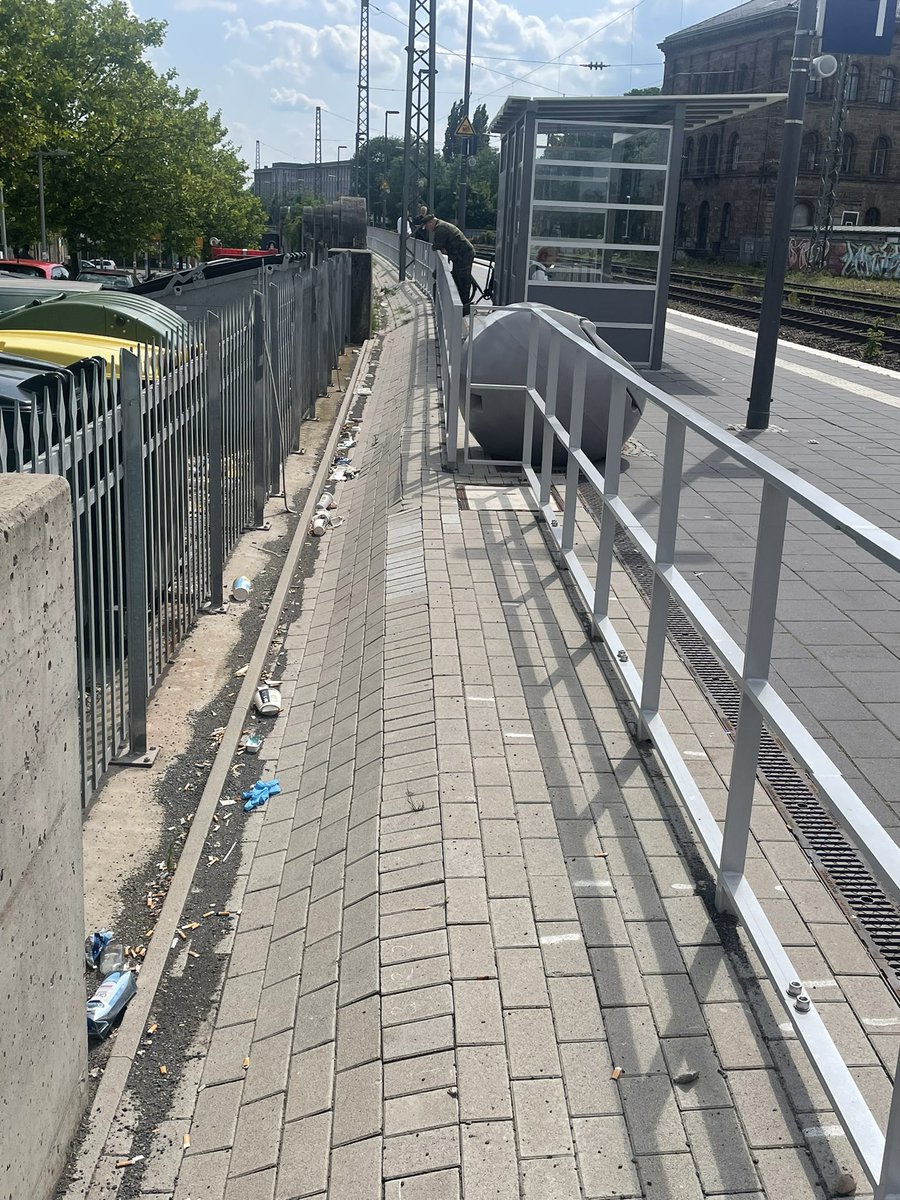 #littering liebe #db eure Bahnhöfe sind reine Müllhalden. Es ist unfassbar.