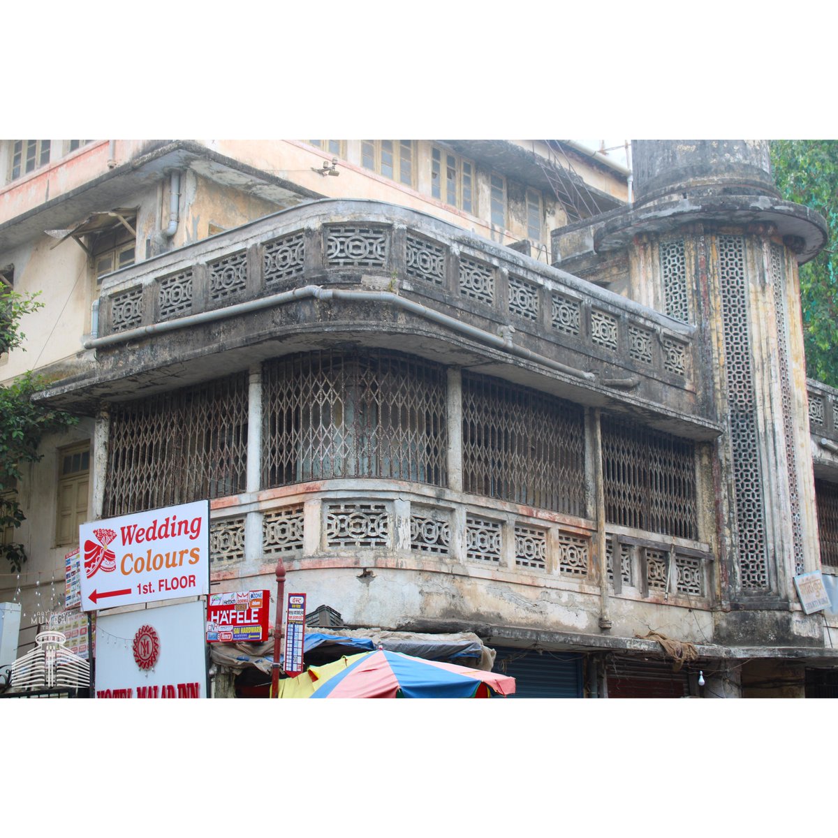 artdecomumbai's tweet photo. The jaali-work, railings and eyebrows continue to run around the corner of the building, along the wrap-around balcony before terminating at what seems to be an extension of the building.
#Malad #BombayDeco #ConcreteJaali #Chajjas #ArtDeco #ArtDecoMumbai #VernacularDeco (6/6) https://t.co/wsq8VpqDeu