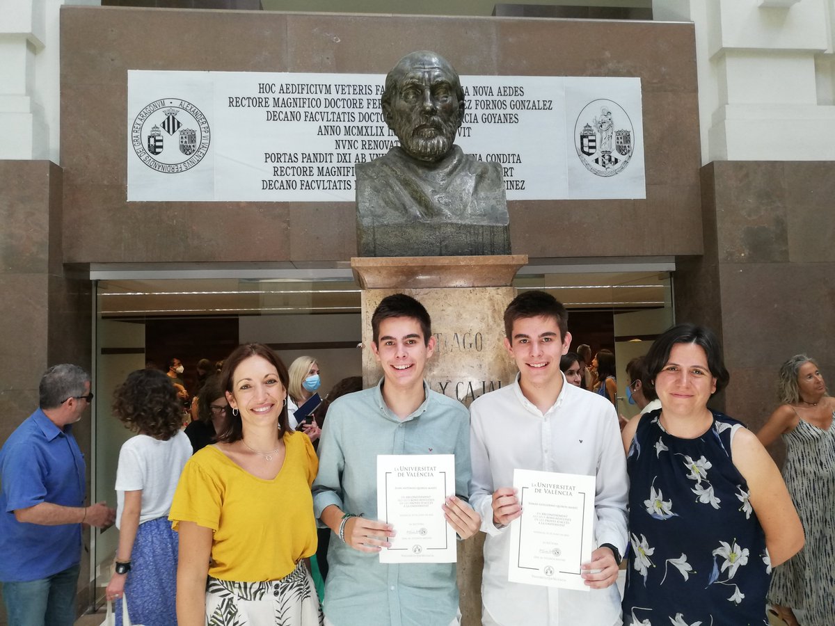 Enhorabuena a Juan y Tomás, alumnos de 2º de Bachillerato que hoy han recibido el reconocimiento de la universidad de Valencia por estar dentro de los 120 mejores resultados de las #PAU en los tribunales de esta universidad. ¡Felicidades! #somosfesd #loretofesdvalencia