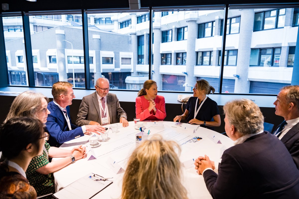 Tijdens de Dag van de Publieke Dienstverlening afgelopen donderdag gingen mensen met uiteenlopende rollen met elkaar in gesprek over betere regelgeving en betere uitvoering. Binnenkort het complete verslag op onze website. Bekijk alvast de foto's. werkaanuitvoering.nl/actueel/nieuws…