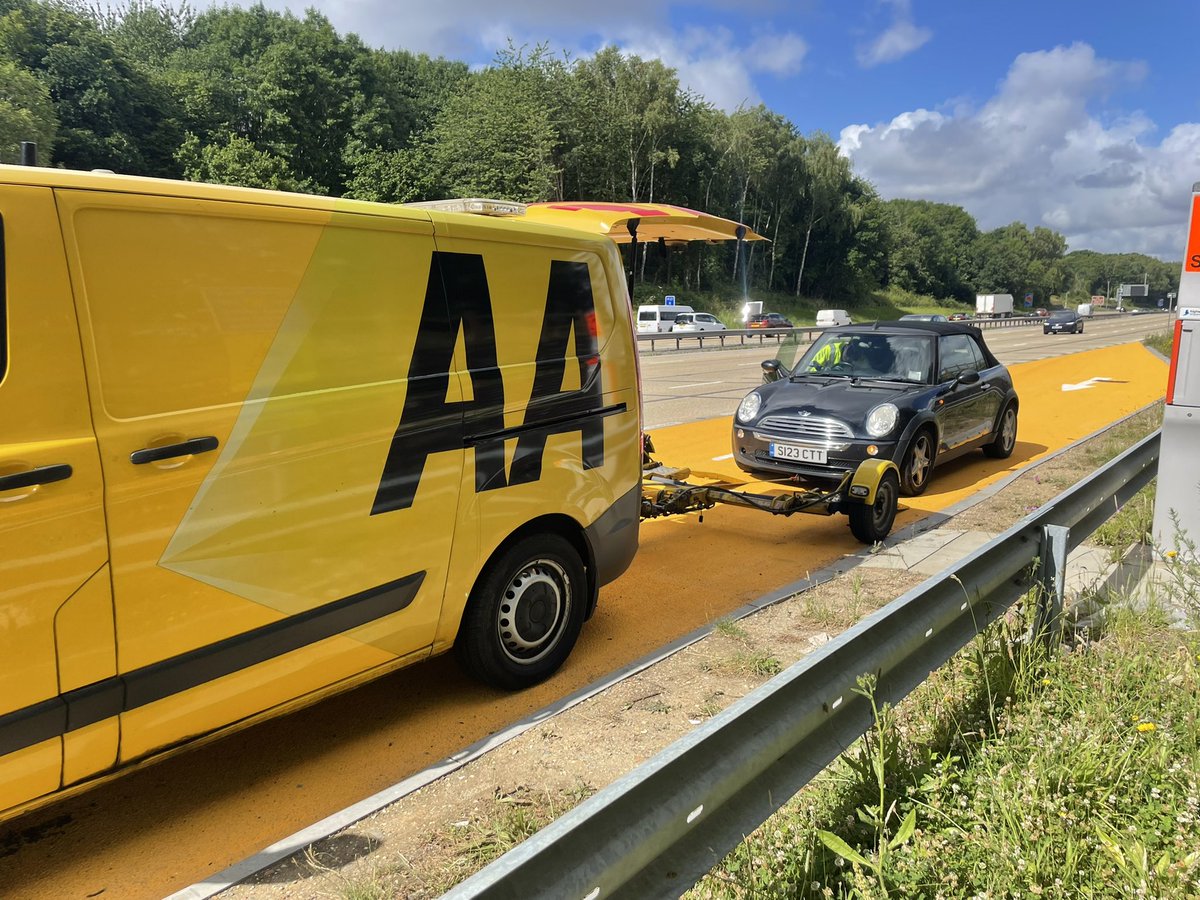 sslickmac's tweet image. So this wasn’t the great start to the day, highways officers and the AA guy was amazing, also managed to find out my driving license had expired so the cover on a courtesy car was void. Well done the @TheAA_UK