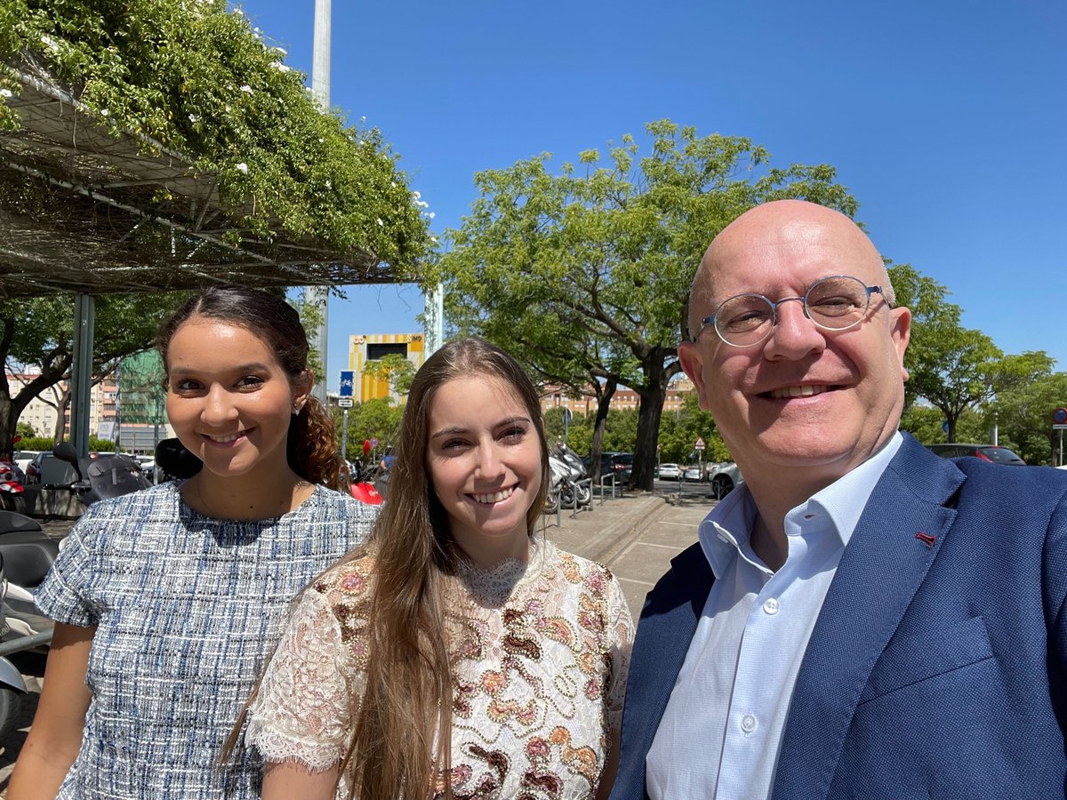 RedZincServices's tweet photo. RedZinc team in #Sevilla working on the next-generation emergency video!
#NG112 #emergencyvideo #wearablevideo #BlueEye https://t.co/ha3qWxqyD1