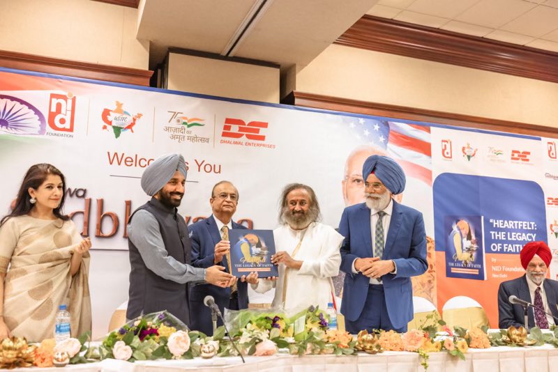 Gurudev's tweet photo. Participated in Vishwa Sadbhavna event and released the book written by Satnam Ji @satnam_cu on the contributions of PM @narendramodi. https://t.co/S4rffVt0GR
