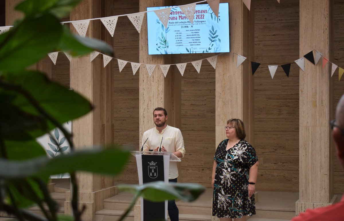 AytoAlbacete's tweet photo. ℹEste sábado arrancan las verbenas de verano para mayores organizadas por el Ayuntamiento de #Albacete y la Federación de Asociaciones de Mayores (#Fadema).
📍Lugar: Patio del colegio público Diego Velázquez.
⏰Horario: 21:00 horas a 24:00 horas. https://t.co/X9tPGwbHHI