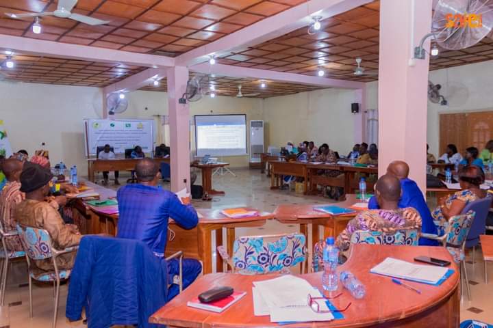 safeonelive's tweet photo. Projet PACOFIDE: L’Association Interprofessionnelle de l’Ananas du Bénin (AIAB) est en conclave dans la commune de Bohicon du lundi 27 juin au 01 juillet 2022.
#PACOFIDE #MAEP #ATDA7 #AIAB #ODD2 #ODD1 #SafeOne
@gouvbenin @Banquemondiale @EnabelauBenin @FAO https://t.co/cJT3Ti3qYw