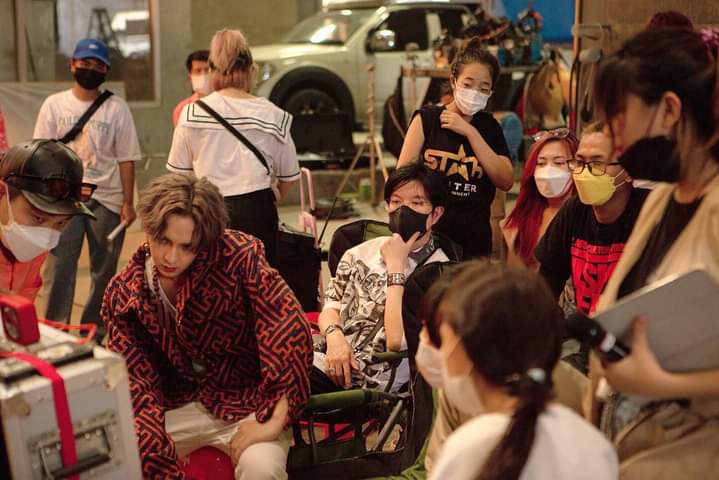 Element_Brazil's tweet photo. [BASTIDORES] a Star Hunter liberou algumas fotos dos bastidores da gravação do MV de TIKITAKATA. Veja as fotos nessa thread 

#TIKITAKATA #ELEMENTTH #StarHunterEntertainment #BankElement #BonusElement #BuzzElement #KadElement #ToraElement https://t.co/PN0VqRTjHR