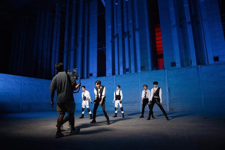 Element_Brazil's tweet photo. [BASTIDORES] a Star Hunter liberou algumas fotos dos bastidores da gravação do MV de TIKITAKATA. Veja as fotos nessa thread 

#TIKITAKATA #ELEMENTTH #StarHunterEntertainment #BankElement #BonusElement #BuzzElement #KadElement #ToraElement https://t.co/PN0VqRTjHR