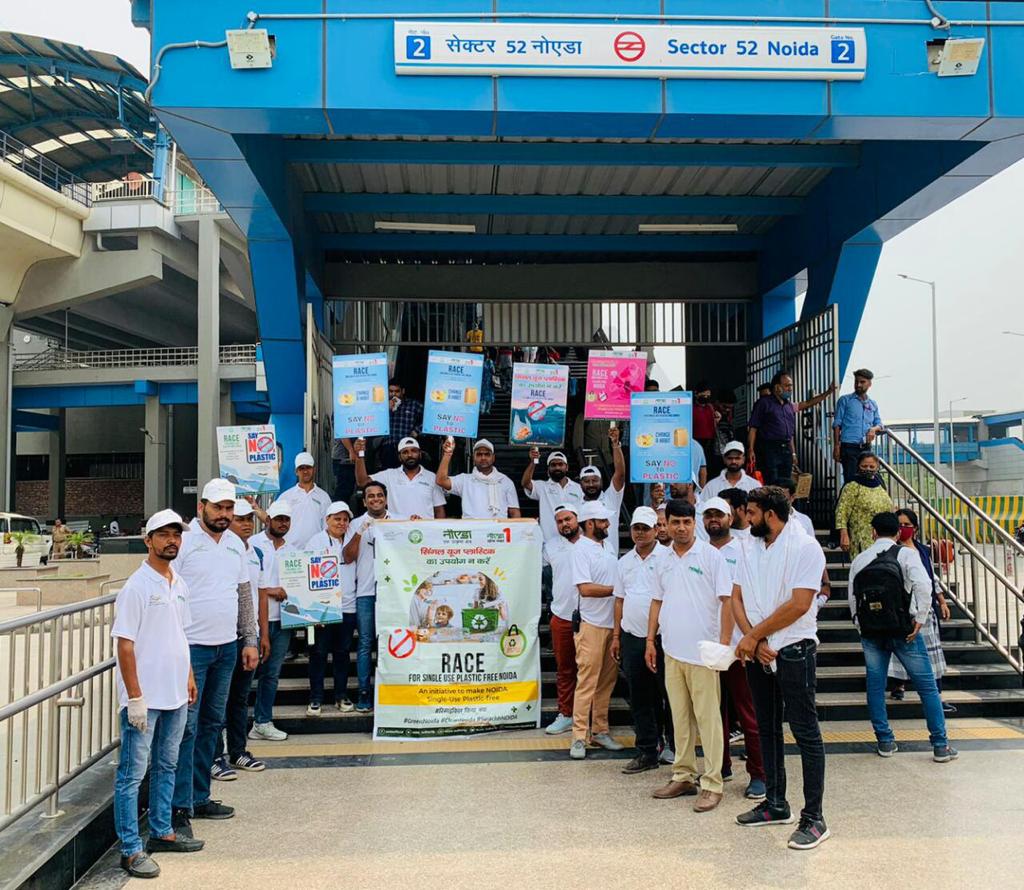 noida_authority's tweet image. सेक्टर 52 मेट्रो स्टेशन। जनता की सहभागिता के साथ #RACE महाअभियान के तहत प्लास्टिक कलेक्शन और महासफाई ड्राइव का आयोजन। सिंगल यूज़ प्लास्टिक से होने वाले प्रदूषण के बारे में जानकारियां दी गई, जल्द ही नौएडा को प्लास्टिक फ्री बनाने की शपथ ली गई। #CleanNoida #रिसाइकिल_किया_क्या