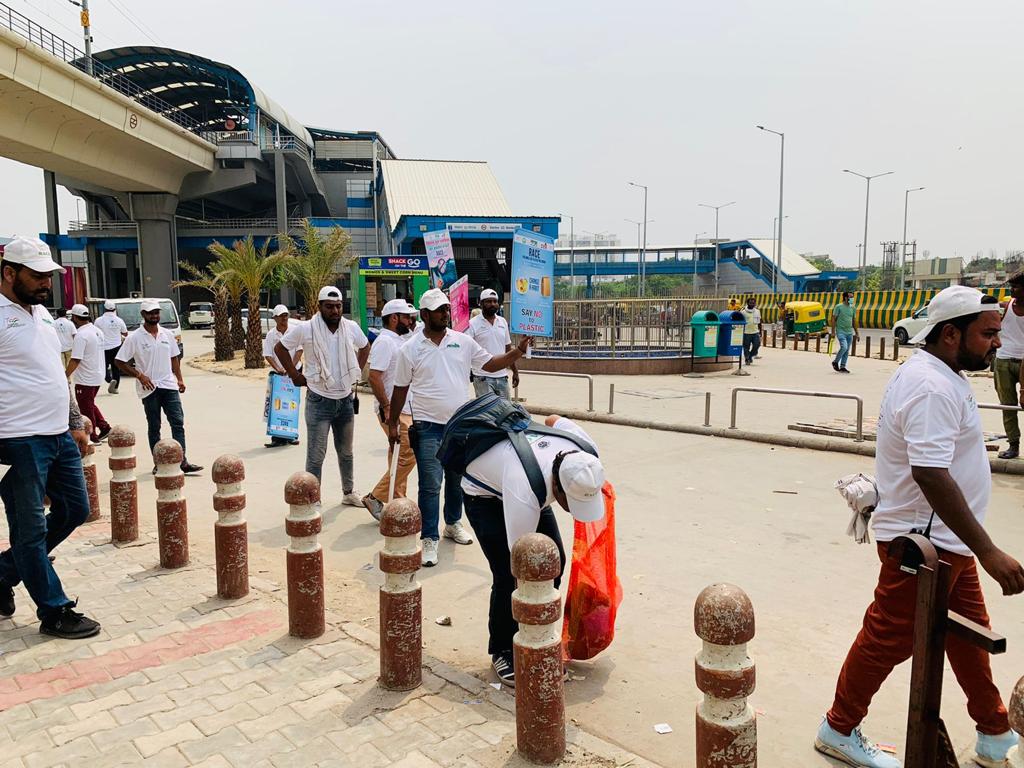 noida_authority's tweet image. सेक्टर 52 मेट्रो स्टेशन। जनता की सहभागिता के साथ #RACE महाअभियान के तहत प्लास्टिक कलेक्शन और महासफाई ड्राइव का आयोजन। सिंगल यूज़ प्लास्टिक से होने वाले प्रदूषण के बारे में जानकारियां दी गई, जल्द ही नौएडा को प्लास्टिक फ्री बनाने की शपथ ली गई। #CleanNoida #रिसाइकिल_किया_क्या