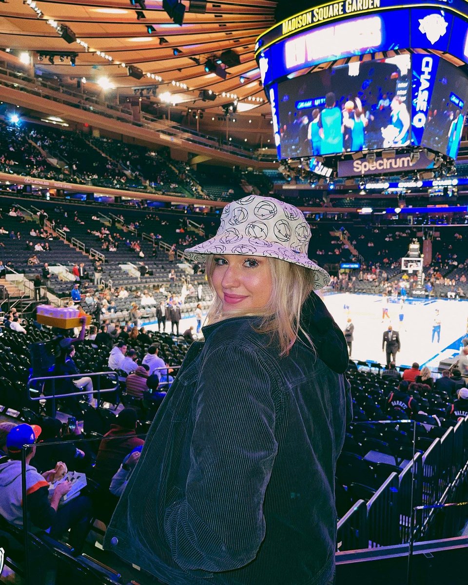 AliyahFun's tweet photo. One year ago today I got on a one-way flight to New York City. 

Looking back, I really can’t wrap my head around how much my life has changed in a year, but I know I’m exactly where I need to be. 

It really is New York Or Nowhere for me…here’s to the next year 🥂🤍 https://t.co/TBXsVQc6yj