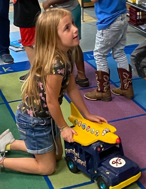 kls_krista's tweet photo. Moonshot visited STEP into Kindergarten classrooms this week to read, talk, play, sing, and create together. Families can also participate in the weekly Moonshot Treasures activities at home. @IRCSchools @PuppetTla @TLA_Moonshot @GreenJulieL #Malits #TitleISupport #STEP2022 https://t.co/P6uXsUQU65