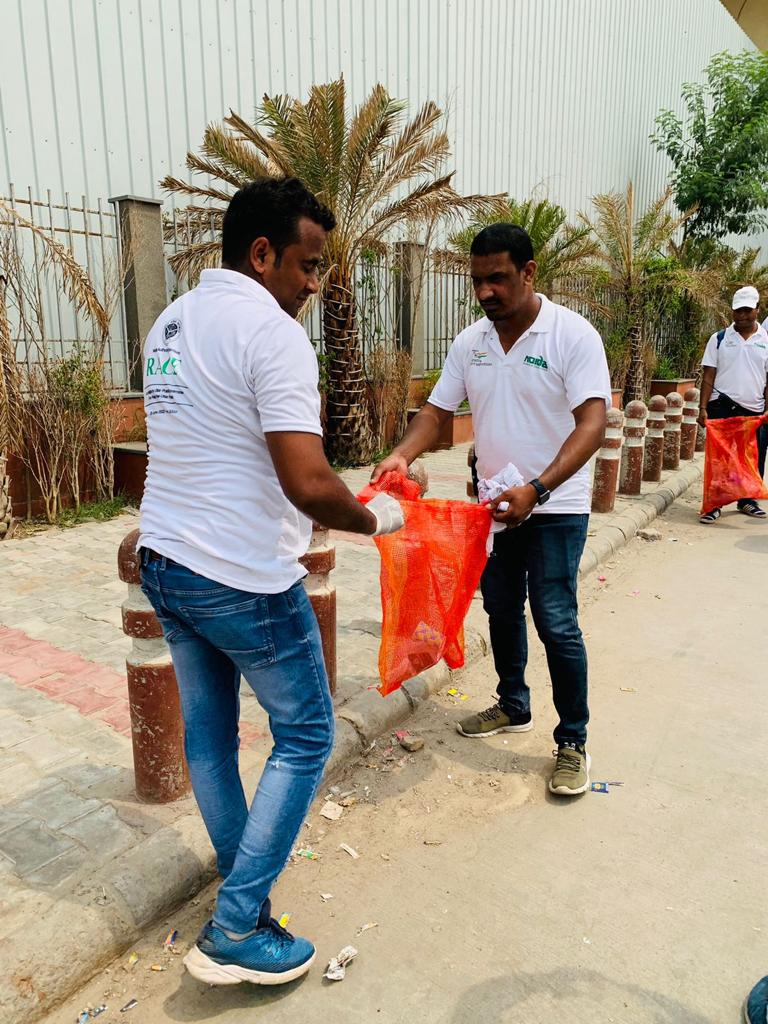 noida_authority's tweet image. सेक्टर 52 मेट्रो स्टेशन। जनता की सहभागिता के साथ #RACE महाअभियान के तहत प्लास्टिक कलेक्शन और महासफाई ड्राइव का आयोजन। सिंगल यूज़ प्लास्टिक से होने वाले प्रदूषण के बारे में जानकारियां दी गई, जल्द ही नौएडा को प्लास्टिक फ्री बनाने की शपथ ली गई। #CleanNoida #रिसाइकिल_किया_क्या