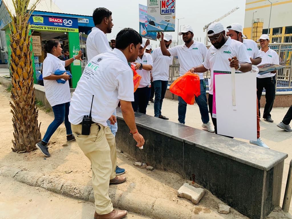 noida_authority's tweet image. सेक्टर 52 मेट्रो स्टेशन। जनता की सहभागिता के साथ #RACE महाअभियान के तहत प्लास्टिक कलेक्शन और महासफाई ड्राइव का आयोजन। सिंगल यूज़ प्लास्टिक से होने वाले प्रदूषण के बारे में जानकारियां दी गई, जल्द ही नौएडा को प्लास्टिक फ्री बनाने की शपथ ली गई। #CleanNoida #रिसाइकिल_किया_क्या