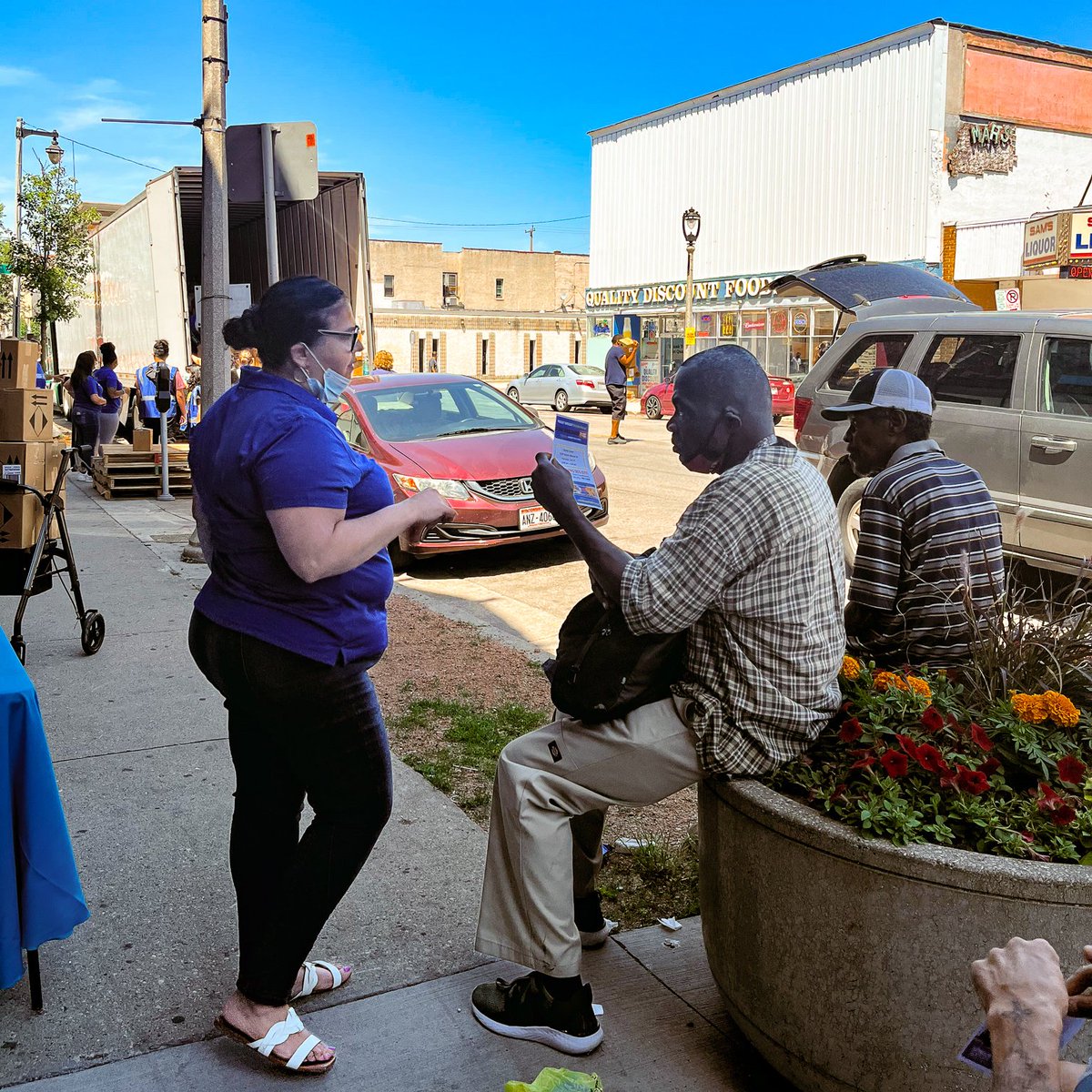 hungertaskforce's tweet photo. Our Hunger Task Force FoodShare Advocates understand the importance of community outreach & recently took the opportunity to share information about the #MobileMarket during a @VDLF_Action distribution on Historic Mitchell Street. 👉https://t.co/Q4dKA1vyqv👈 #foodshare #EBT #VDLF https://t.co/BHhBrKbbNM