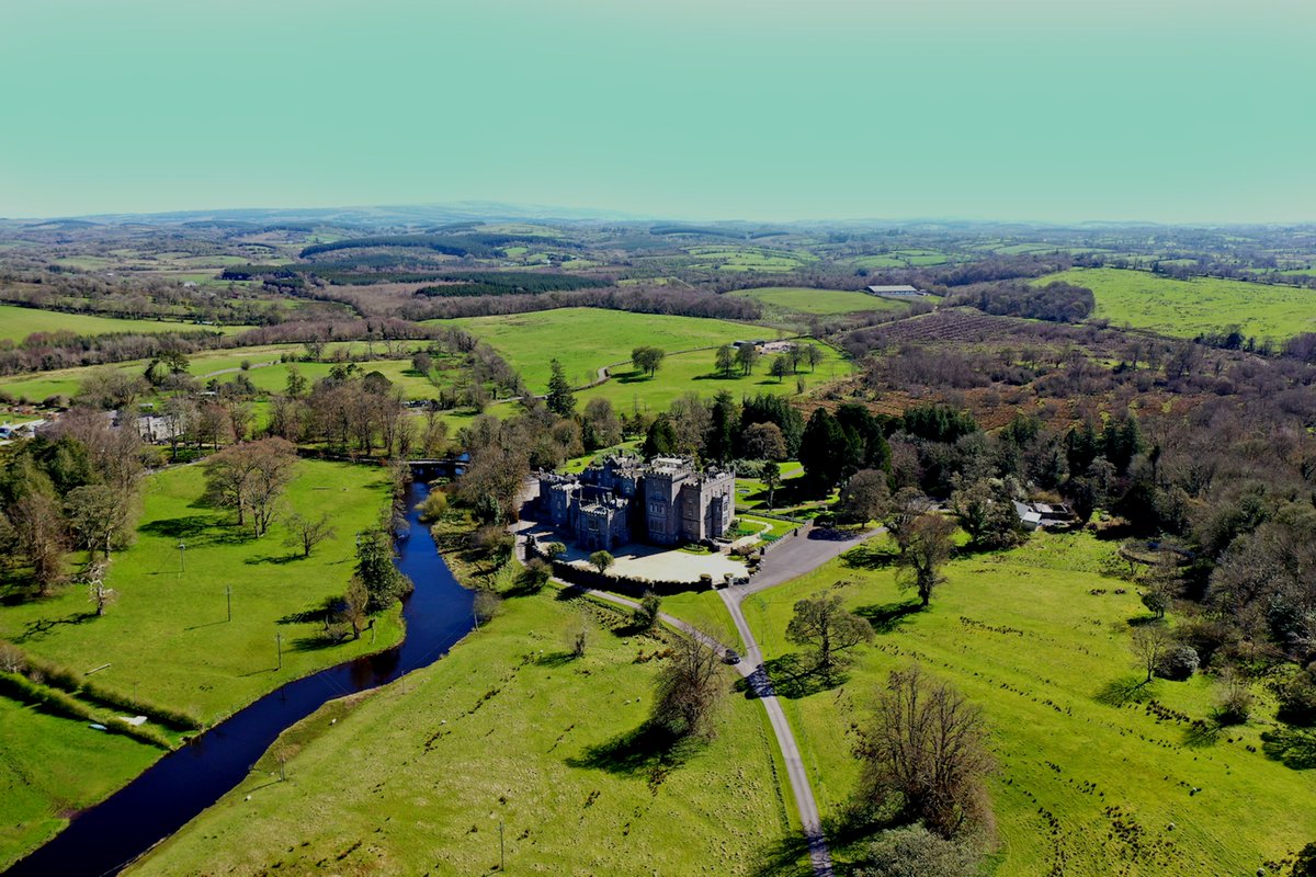 RomanticCastles's tweet image. Markree Castle is One of the largest privately-owned castles in Ireland, it is situated on a secluded 500-acre estate. 

The gorgeous grounds is full of mature trees, meticulously manicured gardens, and even the River Unshin flowing through the castle estate. 

#CastleHotels