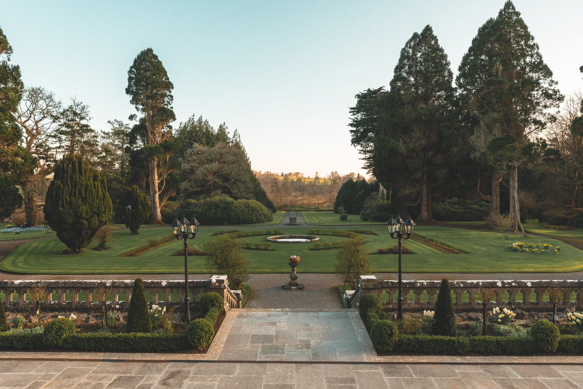 RomanticCastles's tweet image. Markree Castle is One of the largest privately-owned castles in Ireland, it is situated on a secluded 500-acre estate. 

The gorgeous grounds is full of mature trees, meticulously manicured gardens, and even the River Unshin flowing through the castle estate. 

#CastleHotels