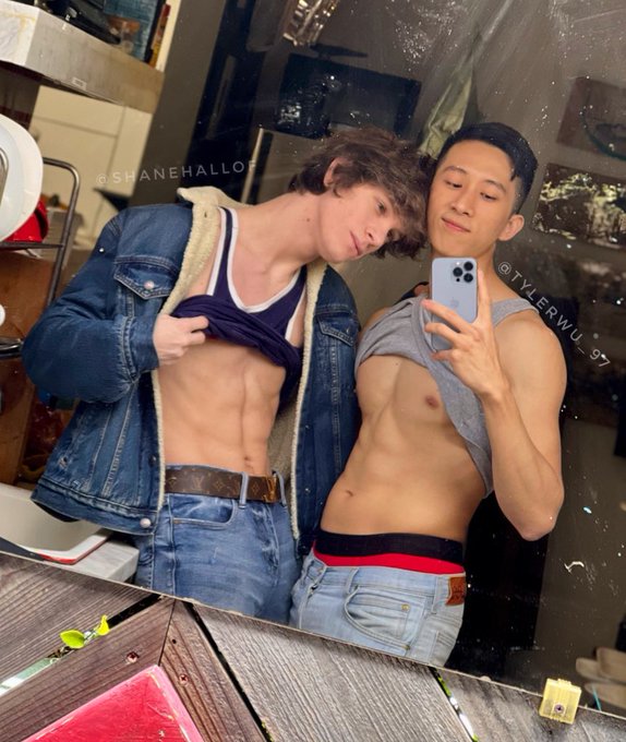 Remember that time when I messaged my cam boy crush and he replied? 🤭 @shanehallof https://t.co/AjGt