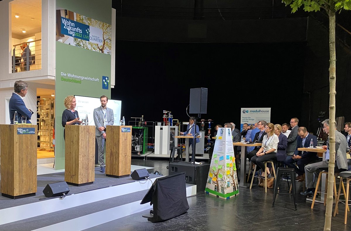 #wzt22
Im Panel zur #seriellenSanierung wird thematisiert, wie Nachhaltigkeit in Serie funktionieren kann. Für ein standardisiertes Sanierungsprodukt à la #Energiesprong bedarf es des Umdenkens in Wohnungsunternehmen und dem Zusammenspiel zwischen Akteuren, so Nadin Bozorgzadeh.