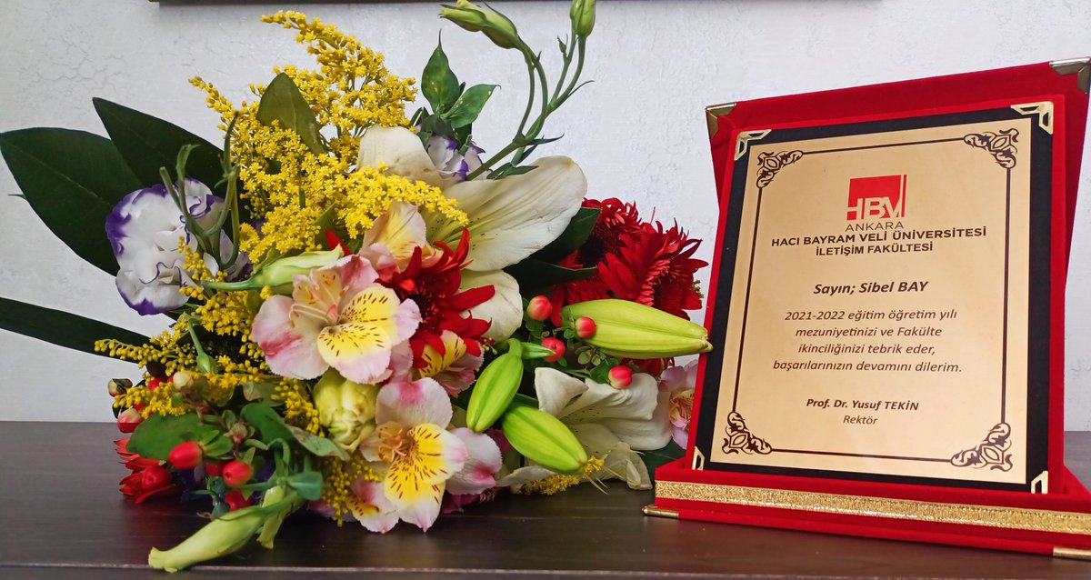 Benim için o kadar kıymetli ki tam da şu an.
Yıllar önce başlarken bir kişiye söz verdim. Anneme...
"Ben elimden gelenin de en fazlasını yapacağım." 
Başlarken heyecandan kalbimin titrediği okulumdan bugün derece ile mezun oldum.
 Daha güzel yarınlarda buluşmak dileğiyle.