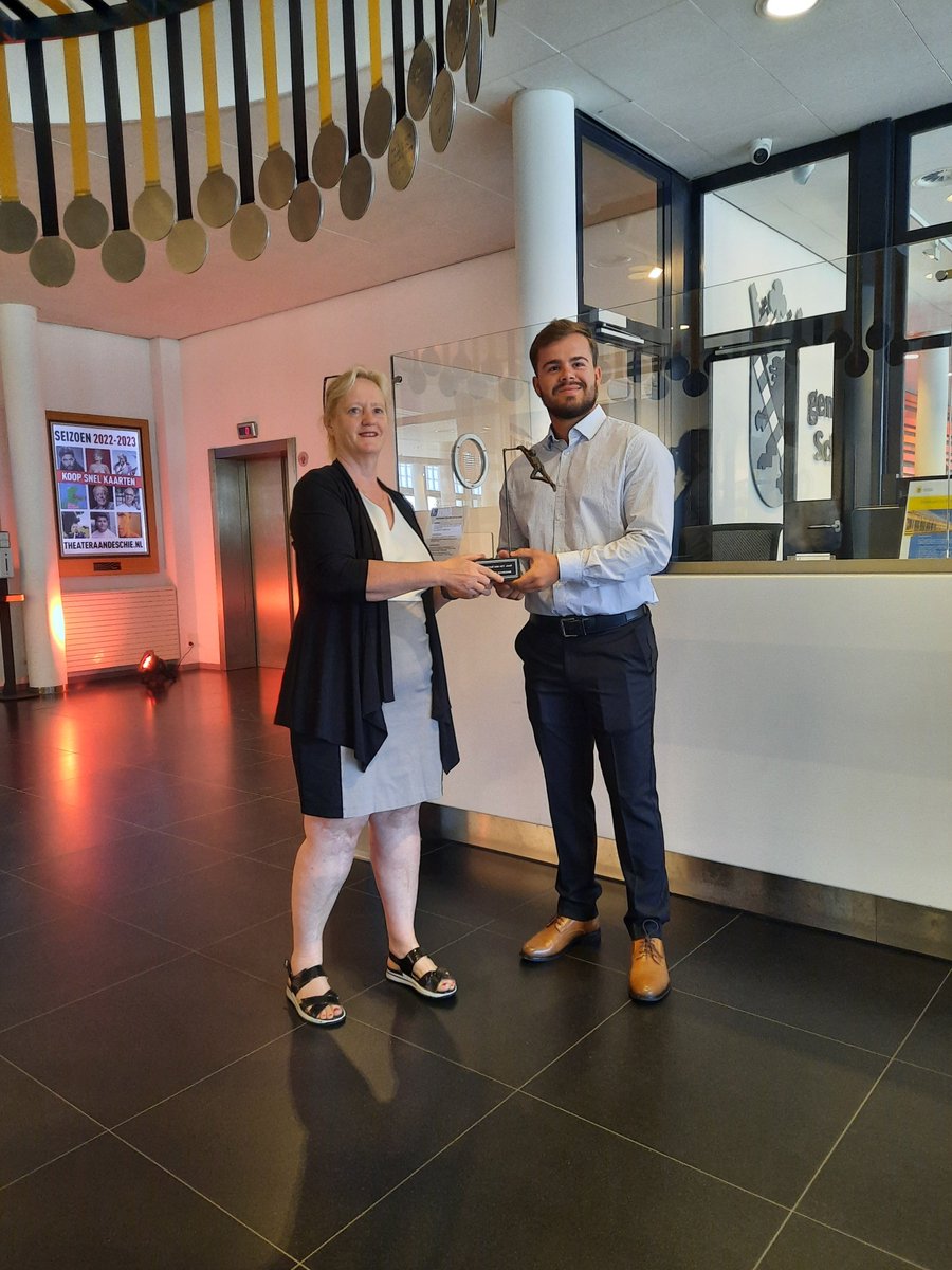 Honkballer Aaron de Groot heeft uit handen van wethouder Antoinette Laan zijn prijs voor Sporter van het Jaar 2021 in ontvangst genomen. 

Ook kreeg Aaron een medaille in de Erecirkel Sporters, het kunstwerk in de hal van het Stadskantoor.
