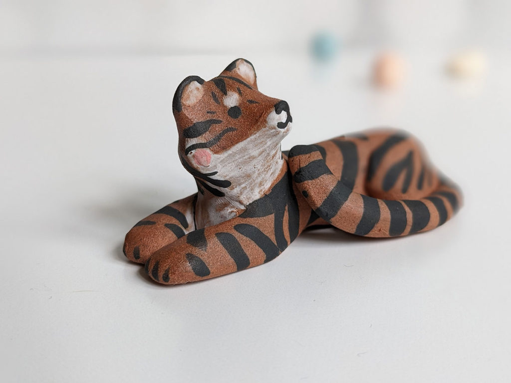 「Red ceramic tiger figurine 」|Kness 🐬のイラスト