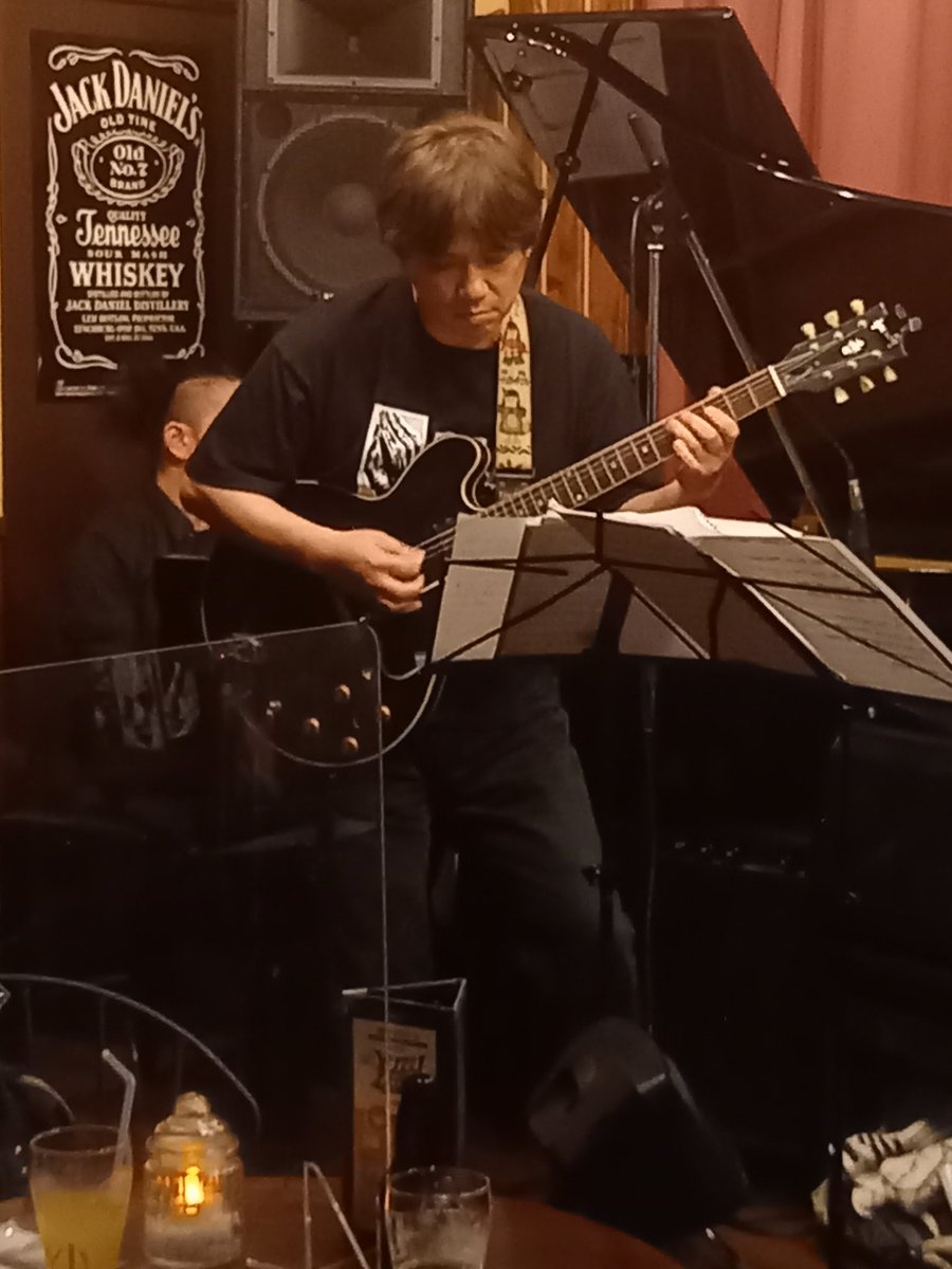Yoge17613750's tweet photo. 久々のオバタラライブで音の洪水にまみれる
洪水って程の音圧と音数なのに、ちゃんと音楽として成立してて聴いてて気持ちいい
ドラムとパーカッションの近くだったからお腹にまで響いた
#オバタラセグンド
#OBATALASEGUNDO
#オラシオンリリース記念
#ラテンジャズ
#千葉みなと
#Clipper https://t.co/mWMvibFIuR