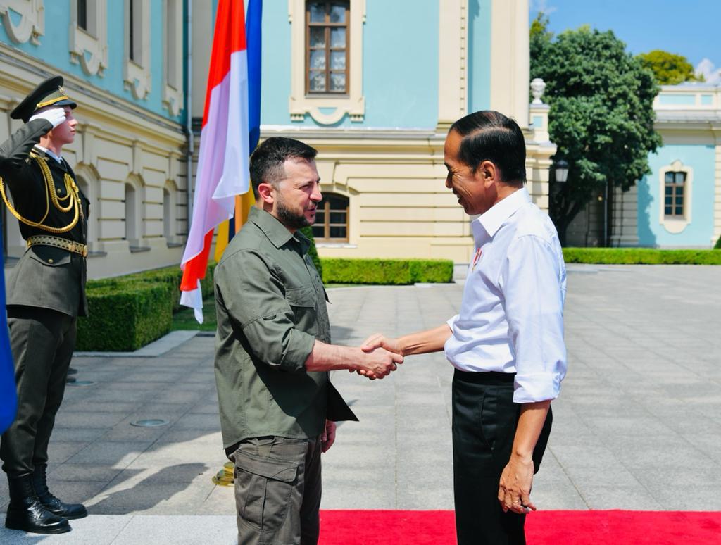 Tiba di Istana Maryinsky pukul tiga sore ini, saya disambut langsung oleh Presiden Ukraina Volodymyr Zelenskyy di pintu masuk istana.