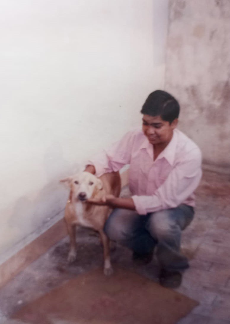 shas_d's tweet photo. @HIMANSHUAAPN @aks24_sh @Isha6300811 @Abhinav11206436 @MaxblisR Mere yaha bachpan se dogs aur indian breed ke bhi the. mujhe ye nhi pata tha ki jab bhar ke dogs ko society ke andar laaye tabhi paka dog lover mana junga aur certificate milega.acha ek cheez aur pata laga agar koi bhi breed rakh le to dog lover nhi mana jata hai ek specific hai https://t.co/U32HrgZ1NI