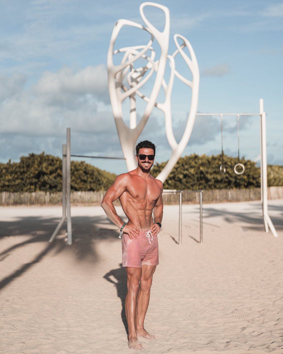rowanrowrowan's tweet photo. Oh boy was a hot day 🥵 #MiamiBeach thanks for having me! I enjoy each and every minute especially the muscle beach 💪🏼🦁 amazing fitness culture with wonderful people! I can’t wait to be back 😎☀️❤️ 
#SouthBeach #MuscleBeach #FitnessCoach #OnlineCoaching #OnlineCoach #RowanRow https://t.co/8AJoPq0DvR
