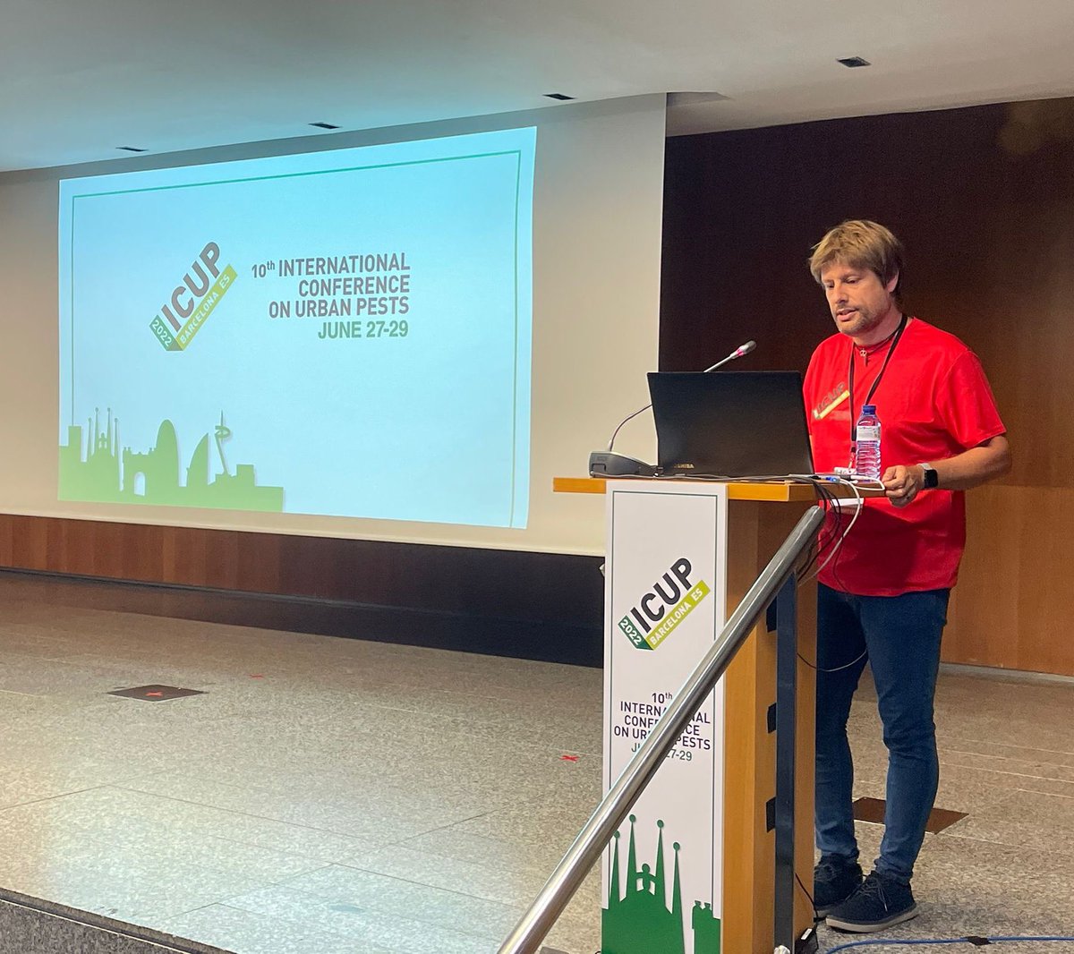 rubueno10's tweet photo. 🔚Pues nos hemos marcado un eventazo que siempre recordaremos, gracias al apoyo, colaboración y esfuerzo de muchos #colegas y #amigos
#ICUP2022BCN #PestControl #Conference @tmontal @LauraBarahonaQ @elisendarealp @urbanevol @Ibanez_Bros @KorneliaKurucz @varga_zsaklin @drrachellowe https://t.co/mbOvp2osJw