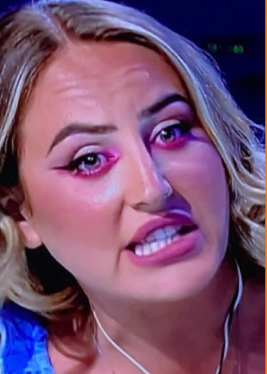 soniviag's tweet photo. ¿A quien se le ocurre maquillar a una persona cuya gestualidad es violenta con esas sombras de ojos que parece que está llorando sangre de pura ira?
#APOYOROCIO29J
#RocíoesMediafest
#OlgaMorenoSinEscrúpulos https://t.co/bCiMoE3R0S