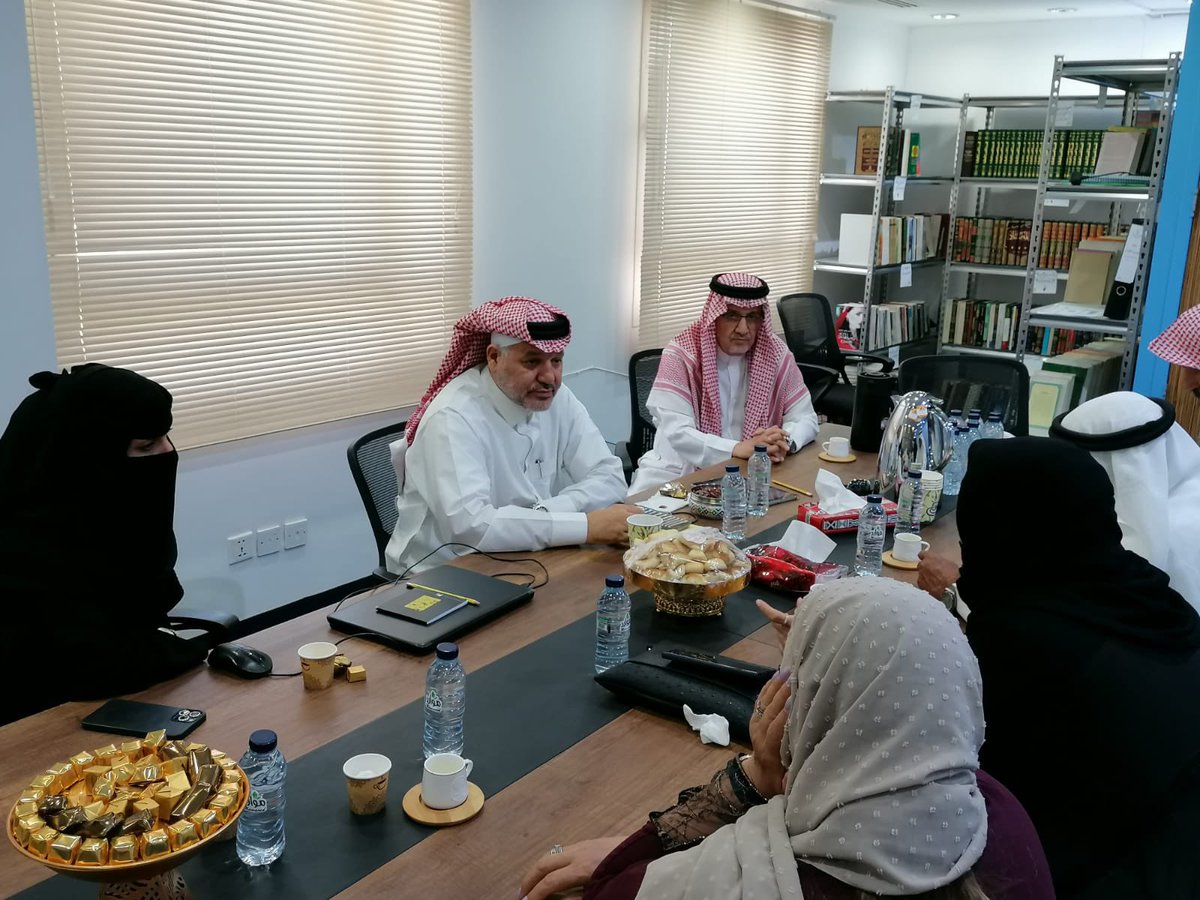 rrra_RiyReg's tweet photo. @saudbnmalowaisa زيارة رجل الاعمال الاستاذ / سعود العويس لجمعية المتقاعدين صباح اليوم الأربعاء 30 / 11 / 1443هـ  حيث كان في استقباله رئيس مجلس الادارة دمبارك القحطاني والمشرف المالي أحجّي  الحجي ،، ومساعده عضو المجلس العقيد م صالح الصحاف التفاصيل بالتقرير الذي اعده حجي الحجي https://t.co/miQfAxj3eU