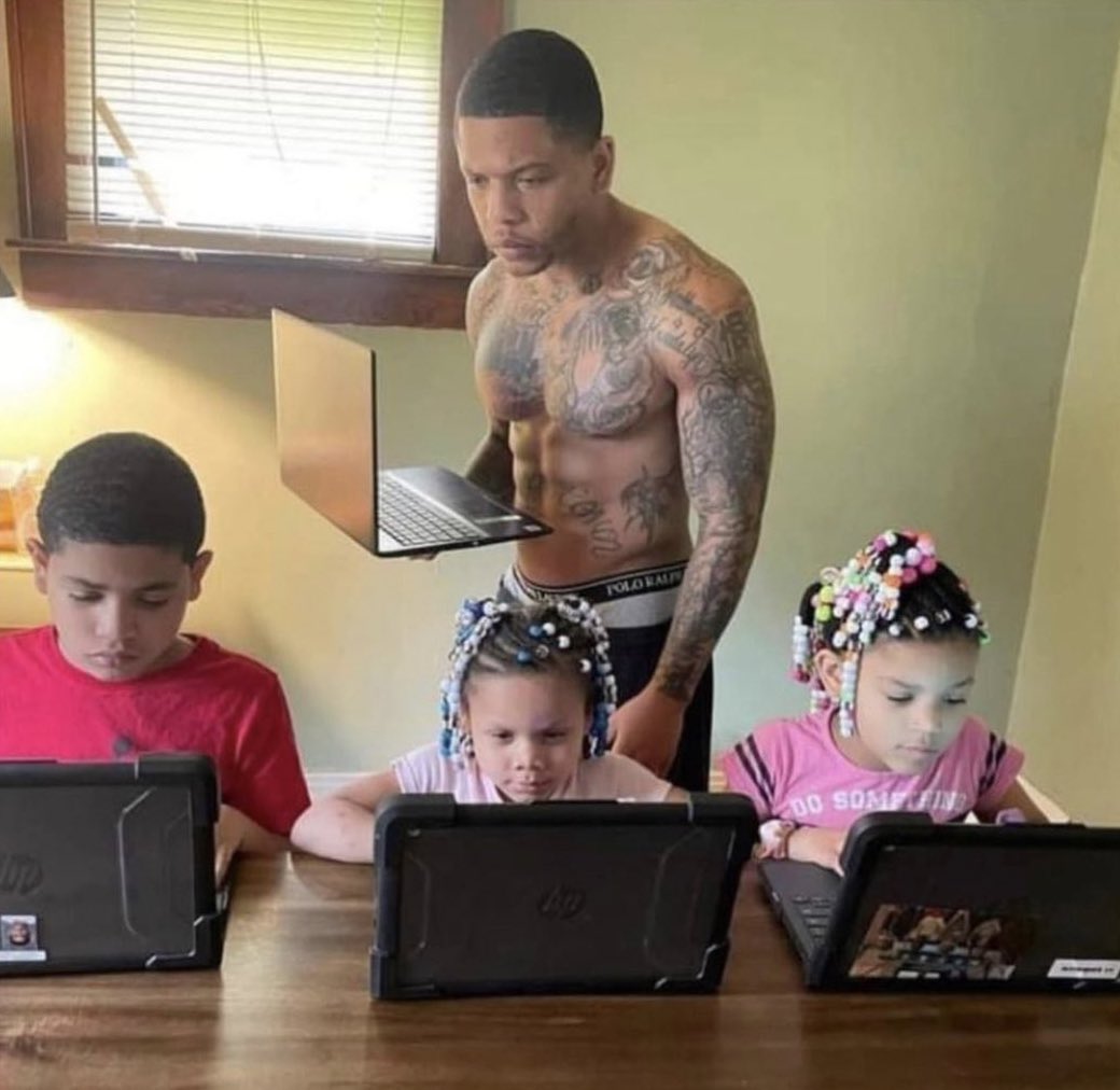 COMMEdesARCHIVE's tweet photo. me teaching my kids how to lowball on grailed and snipe yahoo auction japan listings as a stay at home dad, while my executive-level bread winning wife is out working https://t.co/Cyi2rc5h73