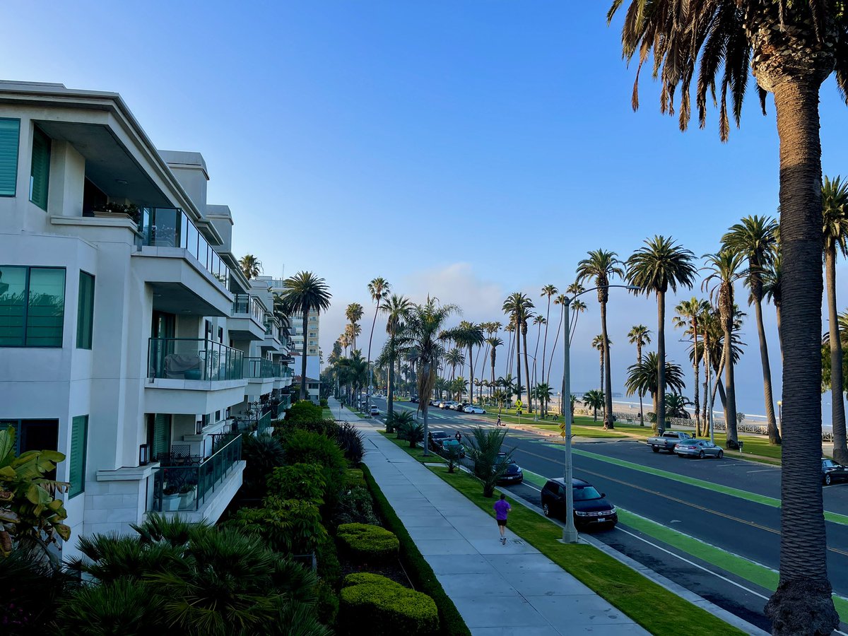 OurSantaMonica's tweet photo. Santa Monica #Weather:
Blue north of the Pier
Clearing by 10am
High of 73°
🌴🎡🏄🏾♀️🏳️🌈
#California #LAWeather #ActualWeather https://t.co/khRf6dHQvS