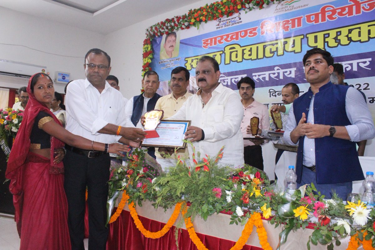 dc_garhwa's tweet photo. हमारा कर्तव्य है कि हम स्वच्छता को अपनी दिनचर्या में शामिल करते हुए इसे अपनी जिम्मेदारी समझें। हमें इस क्षेत्र में और बेहतर प्रदर्शन करना होगा ताकि आने वाले दिनों में बड़े पैमाने पर गढ़वा जिले में स्वच्छ विद्यालयों का चयन हो: माननीय मंत्री

@JharkhandCMO
@MithileshJMM https://t.co/HGUyJNZyxF