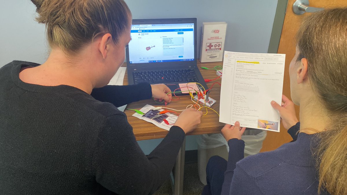 FCSDTechInt's tweet photo. And jamming Guns and Roses with @makeymakey https://t.co/75Tv6ODFYm