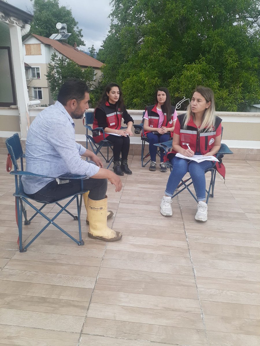 boluash's tweet photo. 27.06.2022 tarihinde yoğun yağış nedeniyle İlimiz Merkezinde, Mengen, Gerede ve Dörtdivan ilçelerimizde  sel baskınından etkilenen vatandaşlarımıza Psikososyal Destek hizmeti sunularak ihtiyaç tespitleri ekiplerimiz tarafından sürdürülmektedir. @tcailesosyal @deryayanikashb https://t.co/ayJJRjjUez