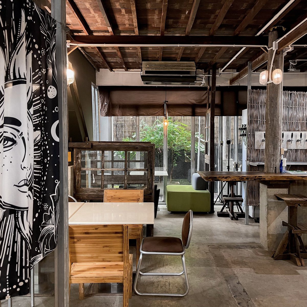 ThaNudChim's tweet photo. Hidden Gem อห่งอารีย์คาเฟ่จากบ้านเก่าสู่ความอบอุ่นแสนน่ารักกับ “Hide Out Ari” นางทำใต้ถุนบ้านแบบยุดเก่ามาเป็นคาเฟ่ในซอกน่ารักมาก ในร้านมีทั้ง ข้าว ขนม เครืองดื่ม ดีมาก นางอยู่ซอยอารีย์ 4 เด้อ 

#รีวิวอร่อย @aroii https://t.co/HMykECLSRP