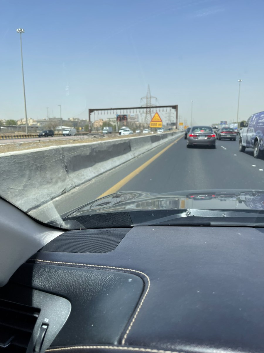 شوارع🇰🇼الكويت 
منظر قبيح وتلوث بصري وتكلفة صيانه..

هكذا يبدو منظر (الكتل الخرسانيه) على جانب الطرق

في هذا (الثريد)..فكره بسيطه تجعل شوارعنا جميله ونستبدل مصروفات صيانتها إلى عائد لميزانية الدوله