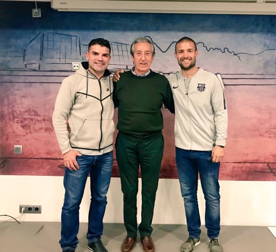 antoniogomez08's tweet photo. GRACIAS por TODO, MAESTRO!!
Tu LEGADO es el mejor RECONOCIMIENTO 👨🏻🏫🎩⚽️🔴🔵
#pacoseirulo https://t.co/0z7rJfcwnu
