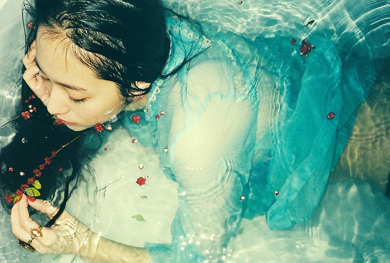 NARCOTHIQ's tweet image. krystal in her I don't wanna love you photobook, 2017 // xiuxiukong photography