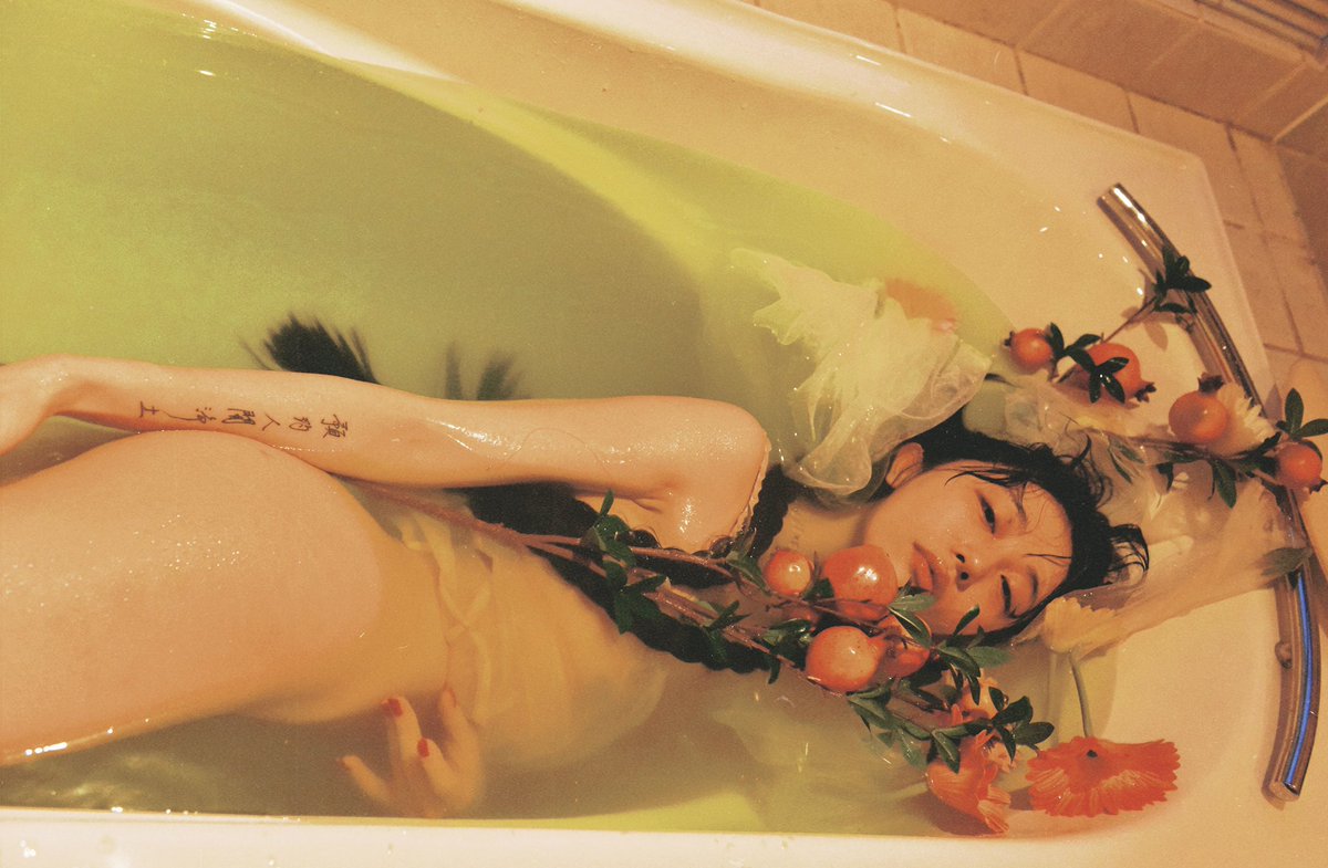 NARCOTHIQ's tweet image. krystal in her I don't wanna love you photobook, 2017 // xiuxiukong photography