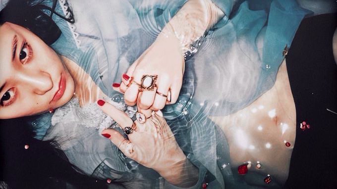 NARCOTHIQ's tweet image. krystal in her I don't wanna love you photobook, 2017 // xiuxiukong photography