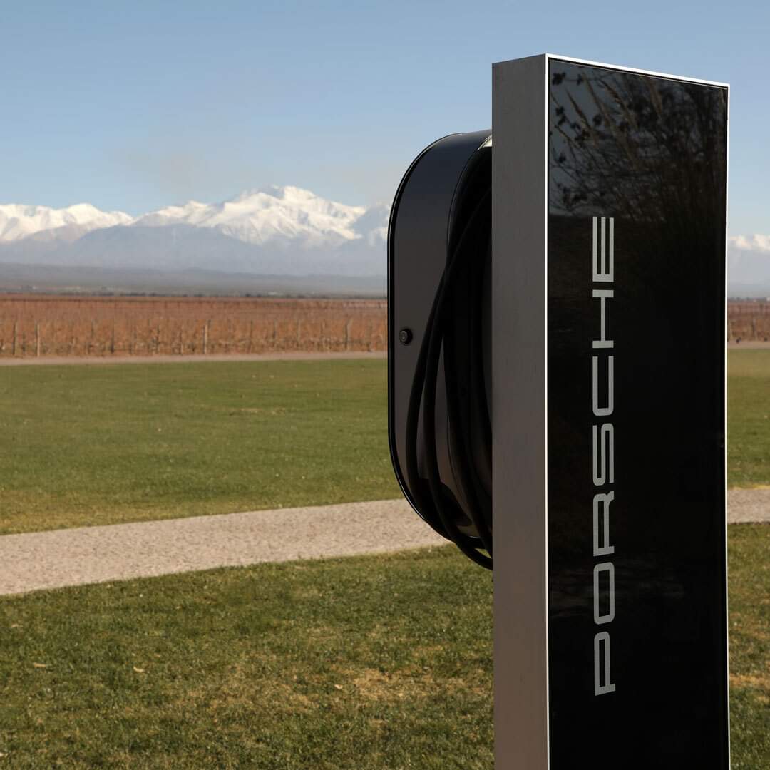 Seguimos innovando. Somos la primera Bodega de Argentina con un Punto de carga para autos eléctricos. 🚘♻️
Pioneros en su incorporación, dicha acción responde a una estrategia progresiva por el cuidado del medioambiente

#mendoza #sustentabilidad #cargaelectrica #autos #Bodega